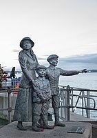 141px-Annie_Moore_Statue_by_by_Jeanne_Rynhart,_Cobh