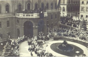 Slika 5 Odkritje spominska plošča bazoviškim žrtvam pred stavbo rektorata UL v poletnih mesecih leta 1931