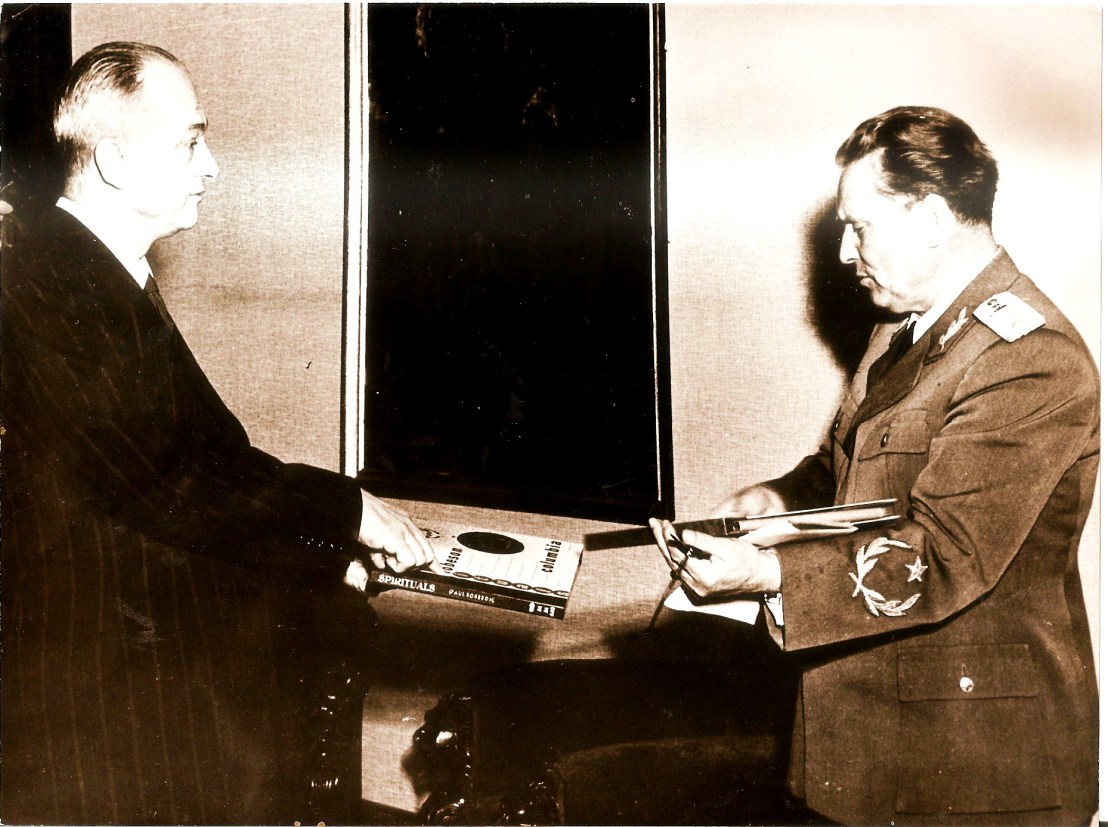 Adamiču izroča Titu knjigo Paula Robsona1673