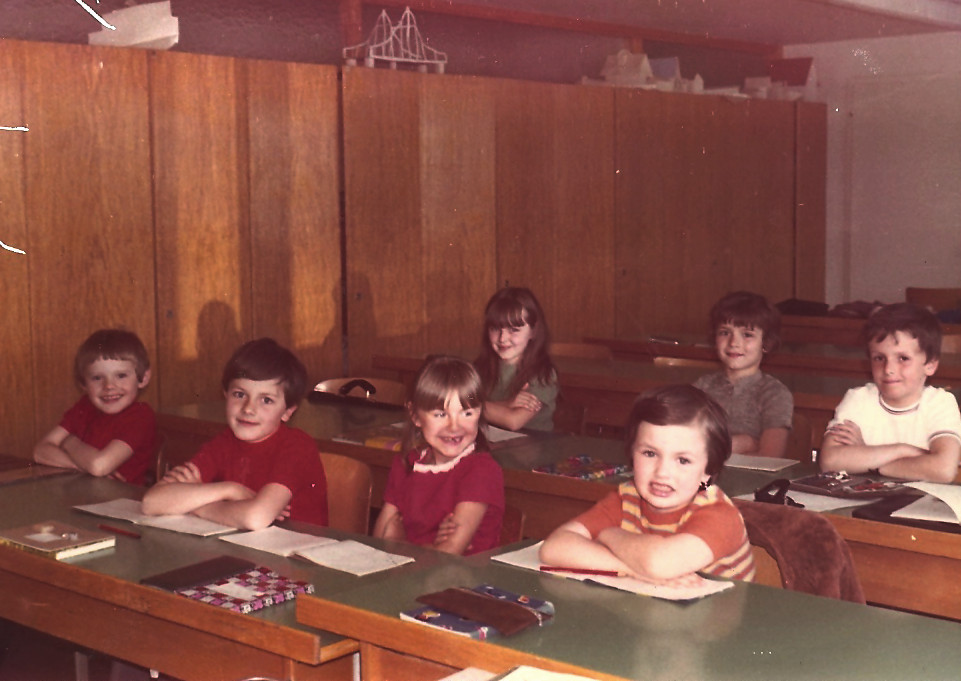 april 1972 Luzern, slov. otroci pri pouku ; spredaj Rudi,Peter, Marija in Gerlina, zadaj Lidija, Sašain Milan (4 manjkajo)2436