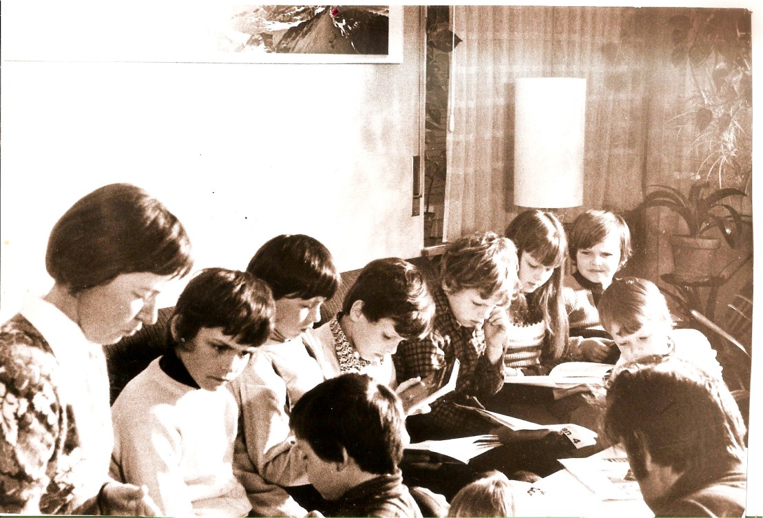 Luzern, Učiteljica Marija Omahen in 15 učencev v sloven. šoli v okviru jugos. šole2442