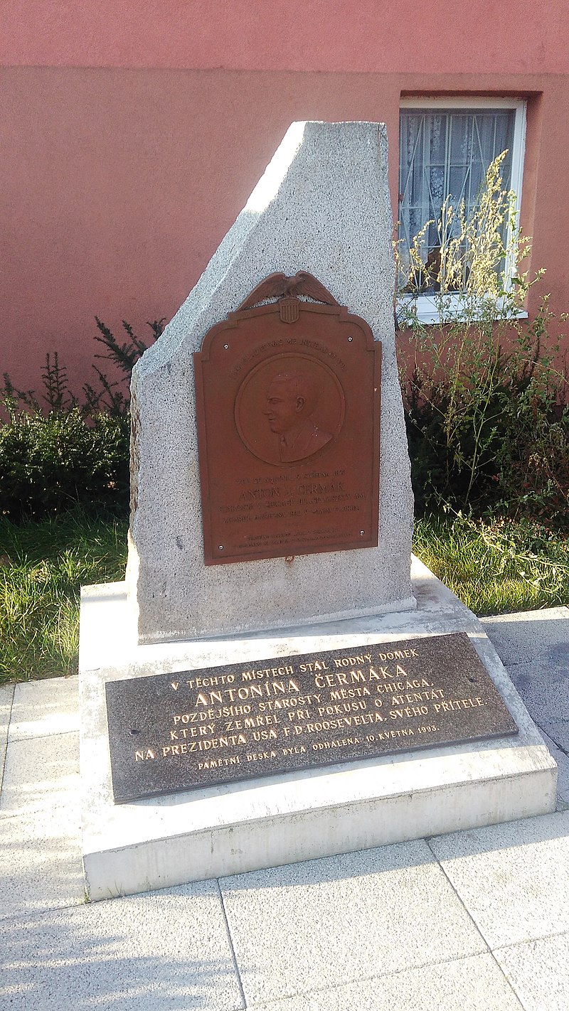 800px-Kladno,_pomník_Antonína_Čermáka (1)