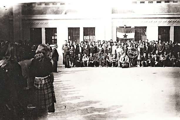 PŠovratek ozseljencev iz Francije , pred postajo v Lensu2523