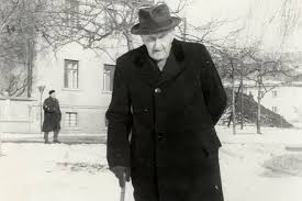 Finžgar pred svojo hišo na Trnovem