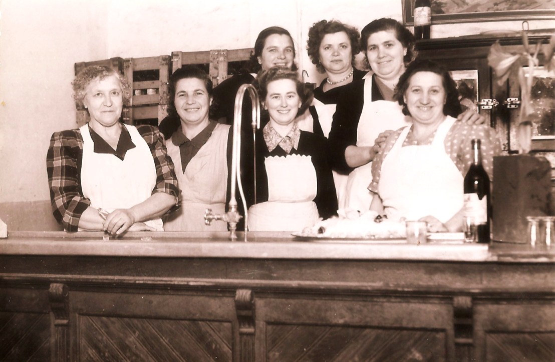 Sedem kuharic Našega doma v Villa Devota BA2595