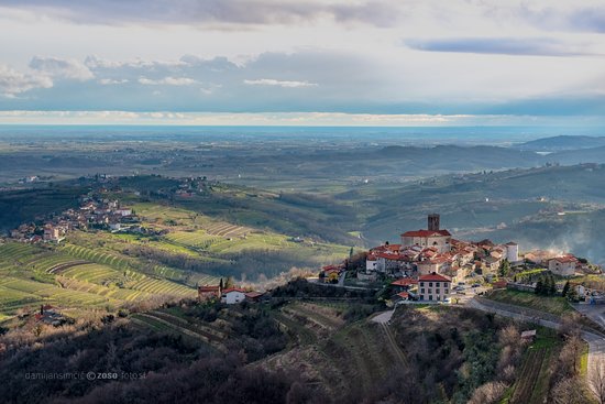 goriska-brda-smartno Šmartrno pogled od zunaj